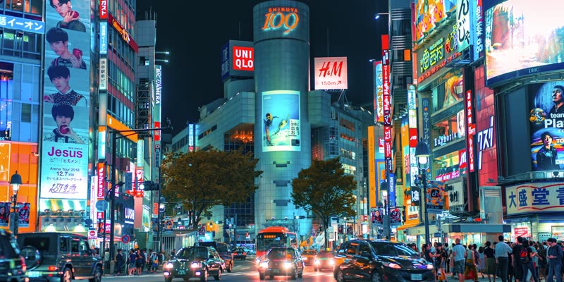 夜の渋谷の街並み